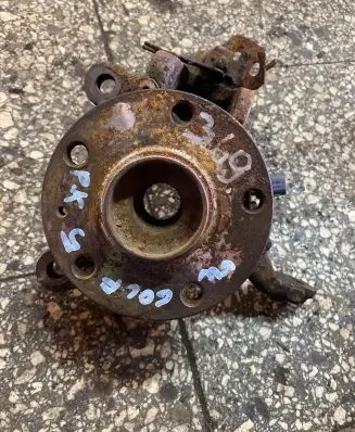 Volkswagen Golf V Front wheel hub