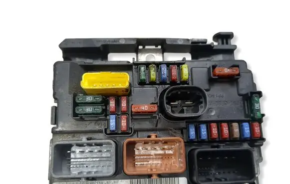 Peugeot 1007 Fuse module 9664997880