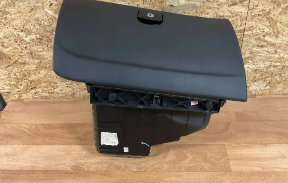 Peugeot 407 Glove box