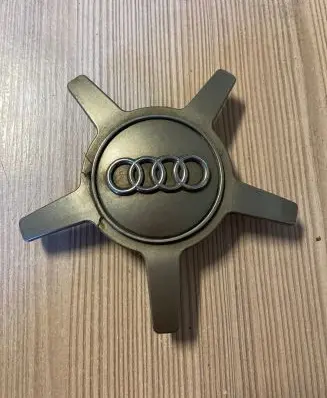 Audi Q3 8U Non-original wheel cap 