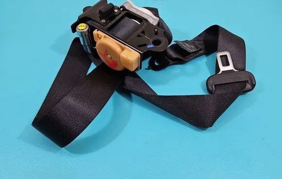 Rear seatbelt