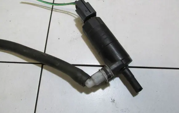 Ford C-MAX I Windscreen/windshield washer pump 5W9313K082AA