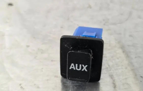 Honda CR-V AUX in-socket connector M46574