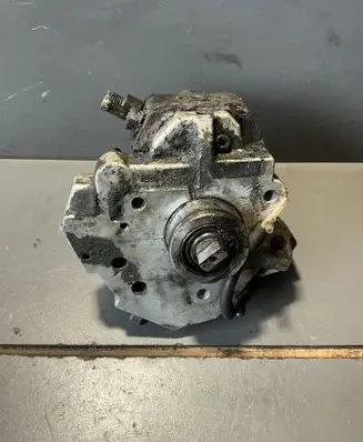 Volvo V70 Fuel injection high pressure pump 8689590