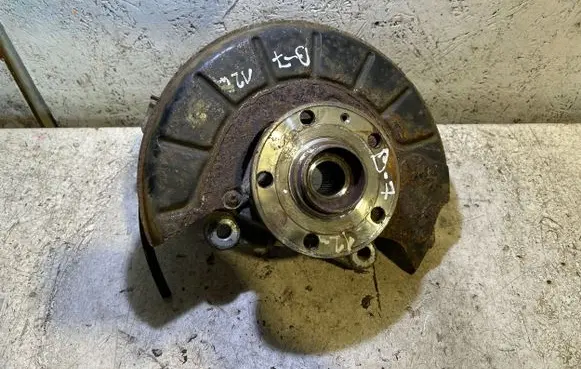 Volkswagen PASSAT B7 Front wheel hub