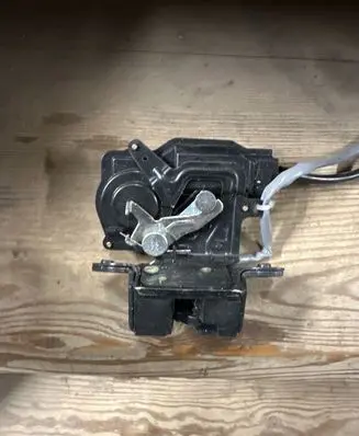 Honda CR-V Tailgate window lock/catch/latch 