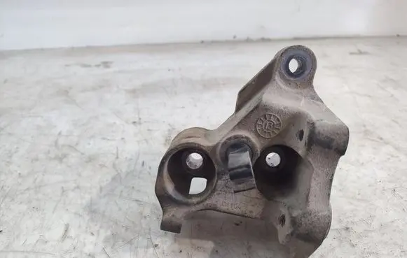 Engine mounting bracket