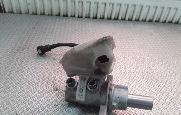 Master brake cylinder