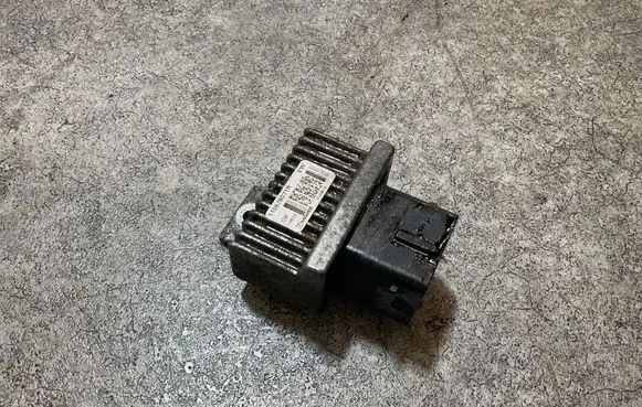 Opel Movano B Glow plug pre-heat relay 110678071R