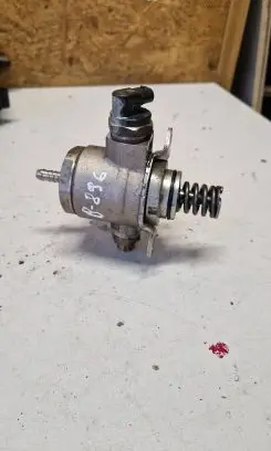 Audi A5 8T 8F Fuel injection high pressure pump 06J127025E