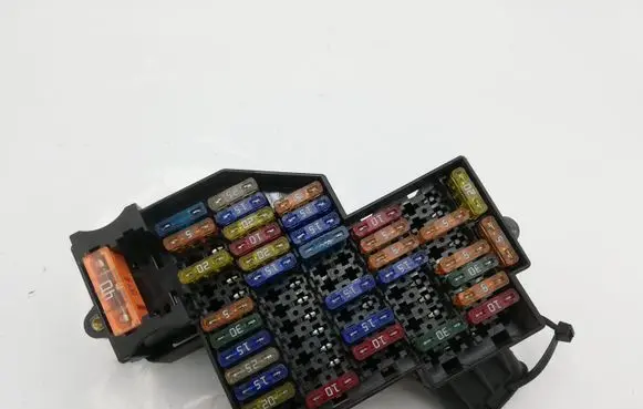 Volkswagen Touareg I Fuse module 7L0941828