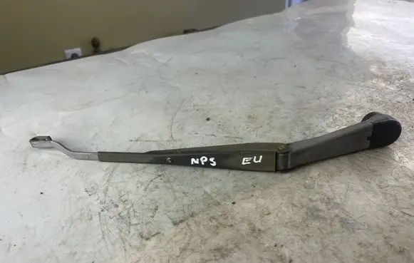 Mitsubishi Pajero Sport I Front wiper blade arm