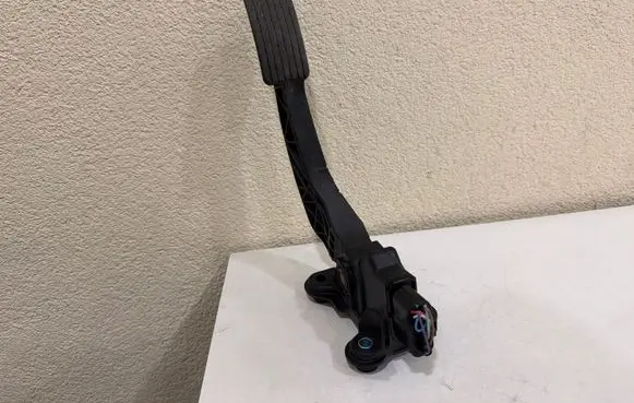 Mitsubishi i-MiEV Accelerator throttle pedal 1600A098