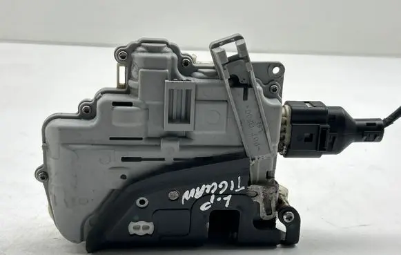 Volkswagen Tiguan Front door lock 3C1837015A