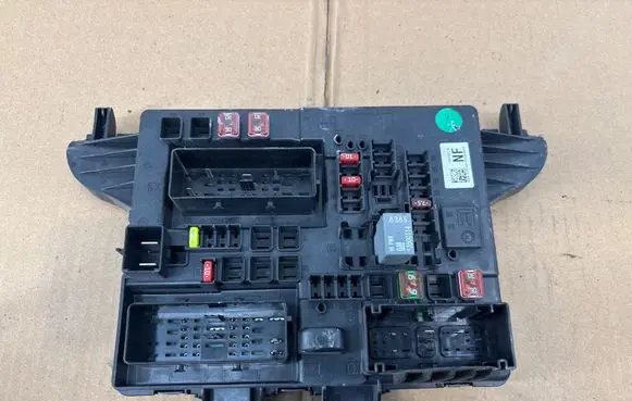 Opel Insignia A Fuse module 13277322 01024835010