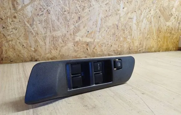 Nissan Primera Electric window control switch