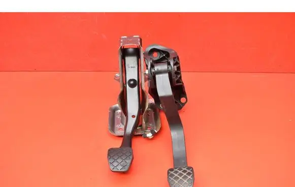 Accelerator throttle pedal
