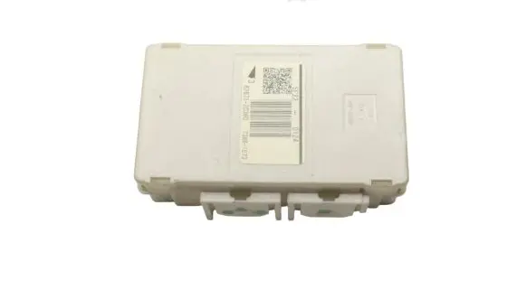 Toyota Avensis T270 Fuse module 8267120360