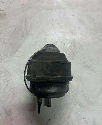 Volvo V70 Engine mount bracket 30680751