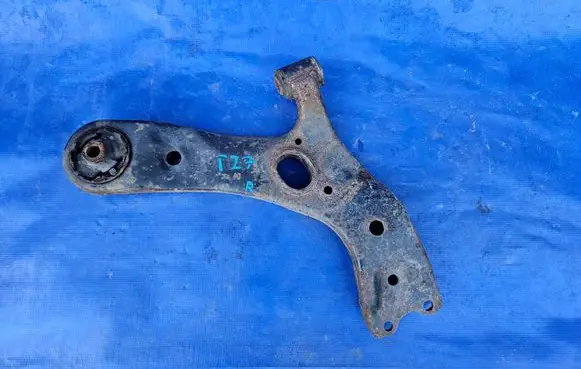 Toyota Avensis T270 Front lower control arm/wishbone