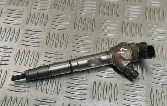 Volkswagen PASSAT B8 Fuel injector 04L130277AC