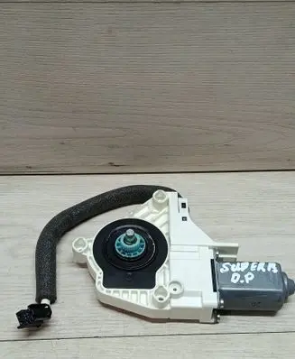 Skoda Superb B6 (3T) Front door window regulator motor 8K0959802A 130440260643 1101965575200