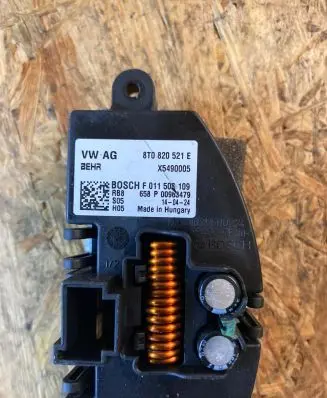 Audi A5 8T 8F Heater blower fan relay 8T0820521E X5490005 F011508109