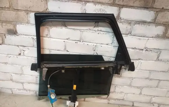 Rear door manual window regulator