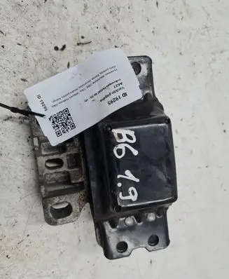 Volkswagen PASSAT B6 Engine mount bracket
