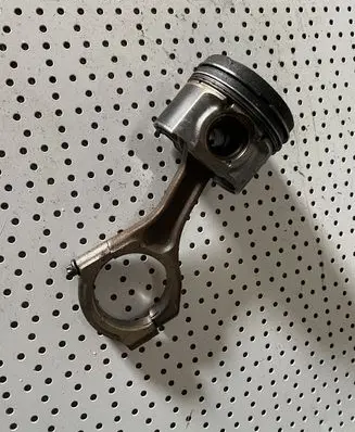 Subaru Outback Piston with connecting rod