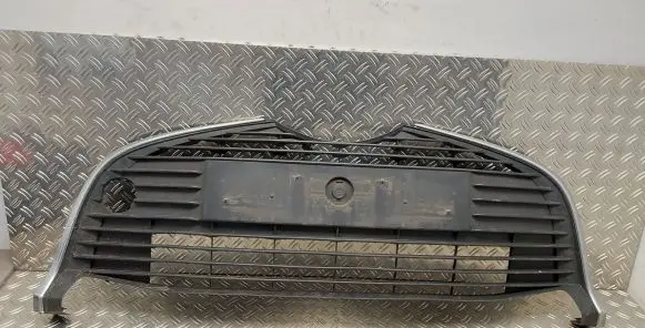 Toyota Yaris Front bumper lower grill 531020D040 531020D050