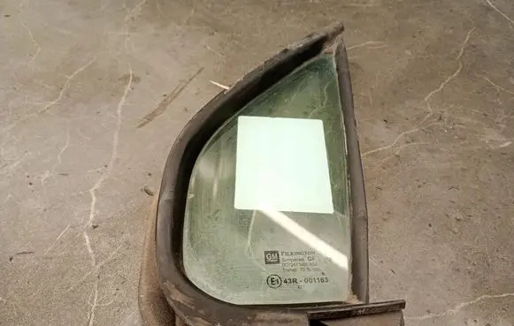 Opel Agila A Front door window glass four-door
