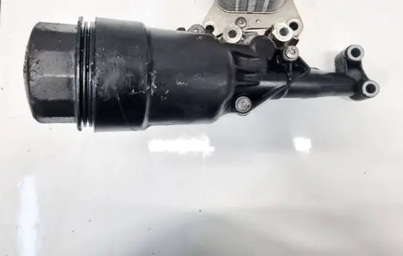 Mercedes-Benz C W204 Oil filter cover 70321178