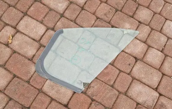 Opel Vivaro Front door window glass four-door 