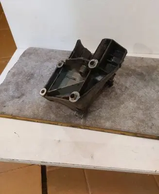 Audi A8 S8 D2 4D A/C compressor mount bracket 077260885G