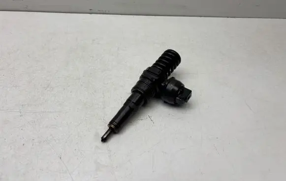 Volkswagen PASSAT B6 Fuel injector 038130073BN