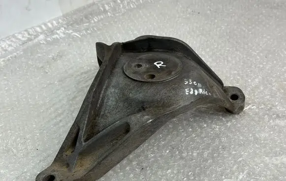 BMW 5 E39 Engine mounting bracket 1096080