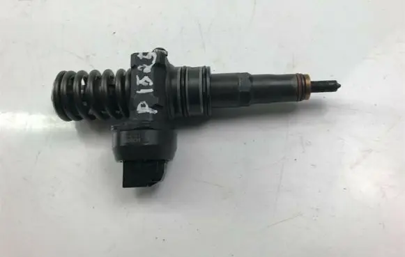 Volkswagen Caddy Fuel injector 038130079TX P1525
