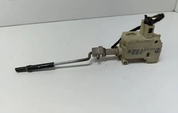 Volkswagen PASSAT B5.5 Fuel tank cap lock motor 3B0959782