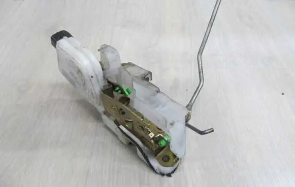Mitsubishi Pajero Front door lock 18667