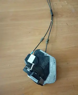 Toyota RAV 4 (XA40) Rear door lock