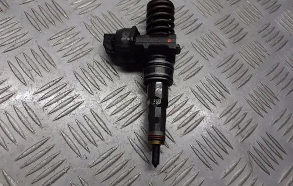 Skoda Fabia Mk1 (6Y) Fuel injector 038130073A