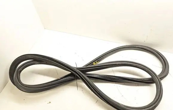 Volvo S90, V90 Rear door rubber seal (on body)