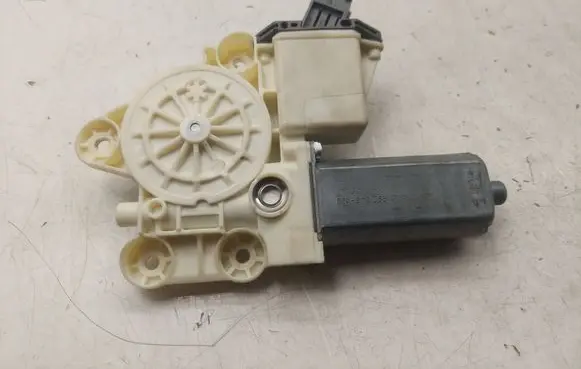 Toyota Avensis T250 Front door window regulator motor 992046100 6981005050 994024