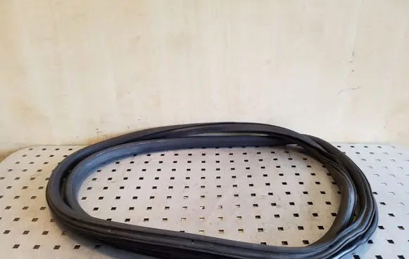 Skoda Octavia Mk2 (1Z) Rear door rubber seal (on body) 