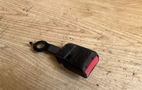 Front seatbelt buckle
