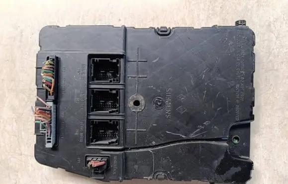 Renault Megane II Fuse module 8200351182