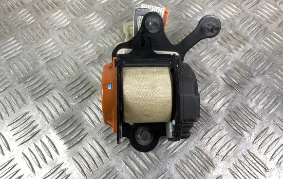Infiniti QX80 Middle seatbelt (rear) 