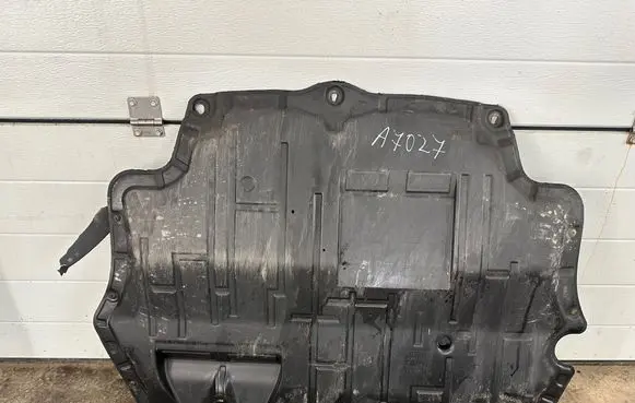 Volkswagen PASSAT CC Engine splash shield/under tray 3C0825237H
