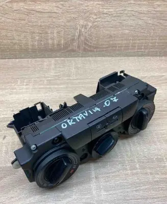 Skoda Octavia Mk2 (1Z) Climate control unit 743581